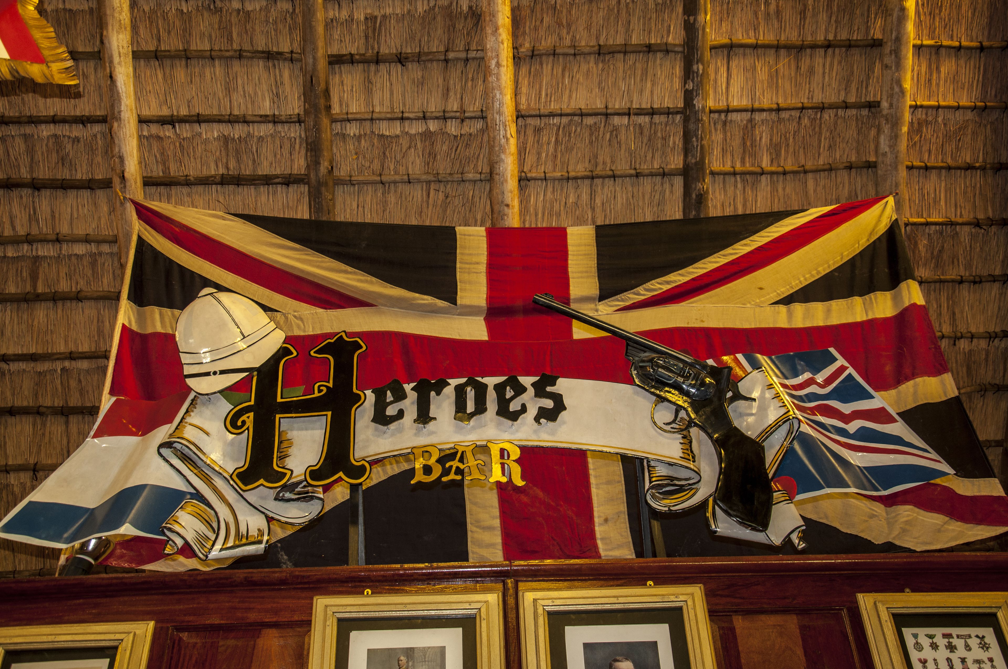Bannerissa on teksti ”Heroes Bar” ja siinä on myös Britannian lippu.
