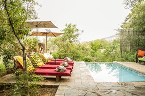 Una bañera de hidromasaje, tratamientos corporales, hidroterapia