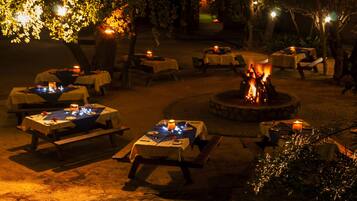 Breakfast, lunch and dinner served