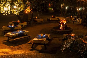 Serveert ontbijt, lunch en diner