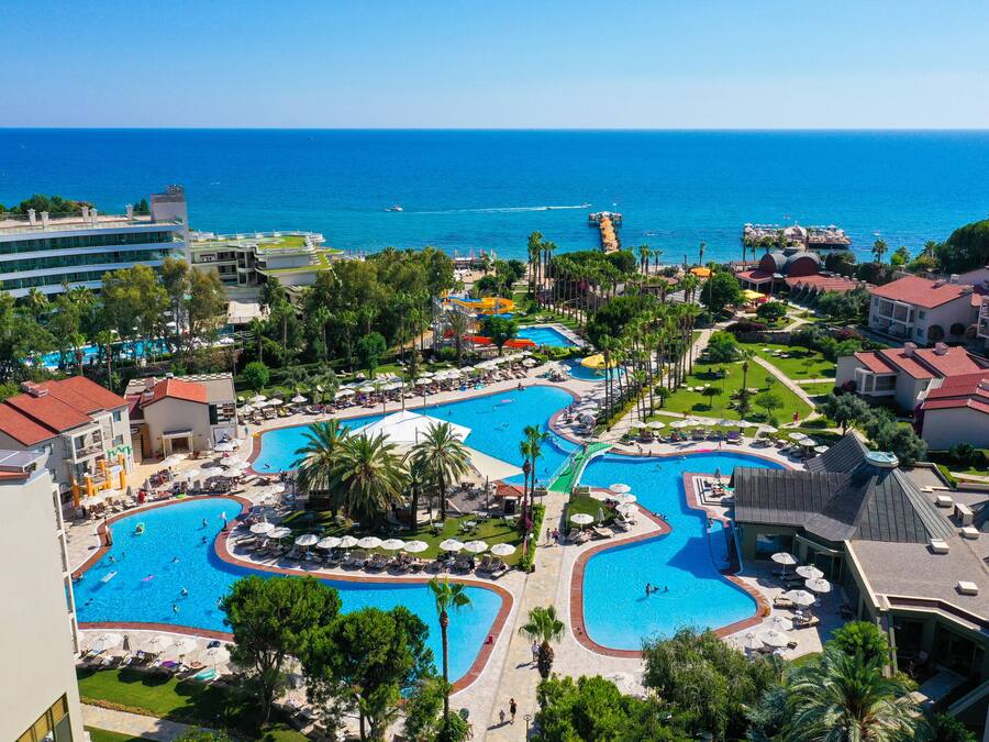 Innenpool, 2 Außenpools, Sonnenschirme, Liegestühle