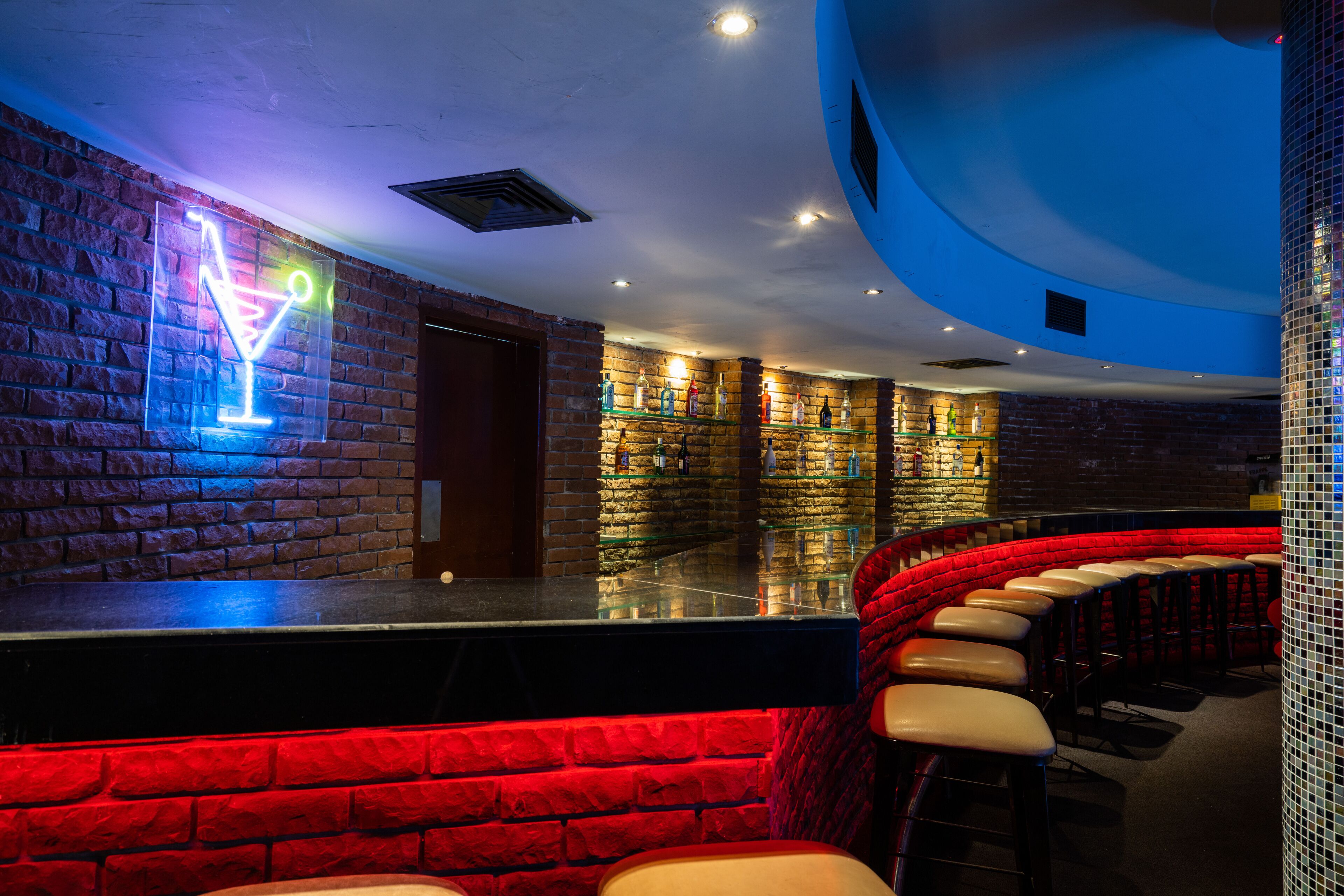 Bar (trong khuôn viên)