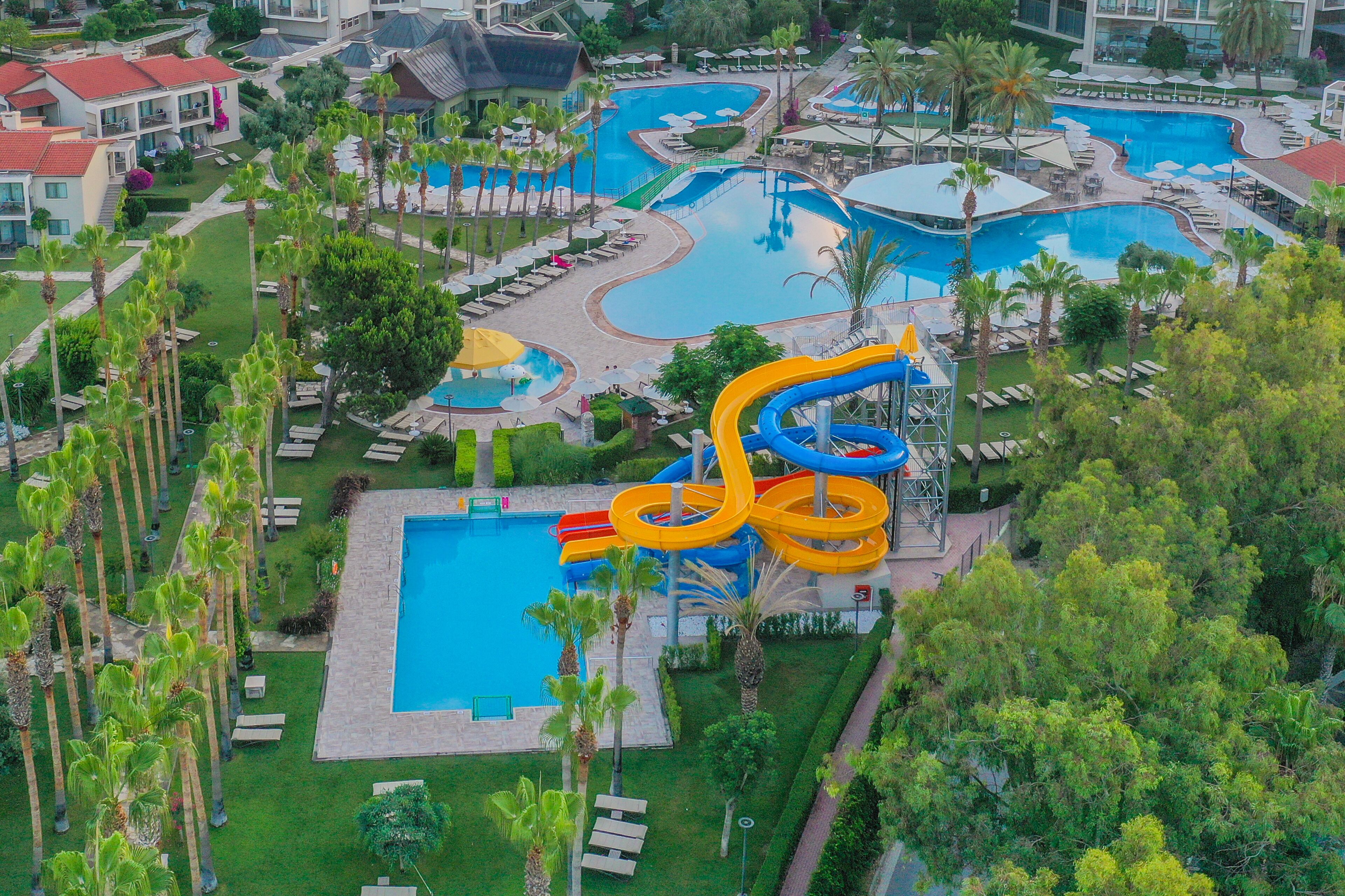 Una piscina techada, 2 piscinas al aire libre, sombrillas