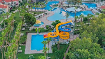 Innendørsbasseng,2 utendørsbassenger, bassengparasoller og solsenger