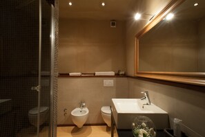 Comfort Double Room | Bathroom | Free toiletries, hair dryer, bidet, towels - Relais del Castello di Oviglio (Oviglio)