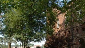 A courtyard with a rectangular pool, surrounded by brick walls and trees. - Relais del Castello di Oviglio (Oviglio)