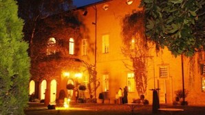A building with multiple windows and a courtyard. - Relais del Castello di Oviglio (Oviglio)