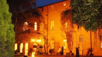 Fassade der Unterkunft â Abend/Nacht
