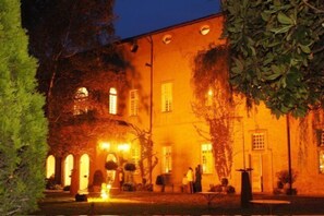 Front of property – evening/night - Relais del Castello di Oviglio (Oviglio)