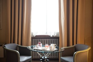 Comfort Double Room | Living area | Flat-screen TV, pay films - Relais del Castello di Oviglio (Oviglio)