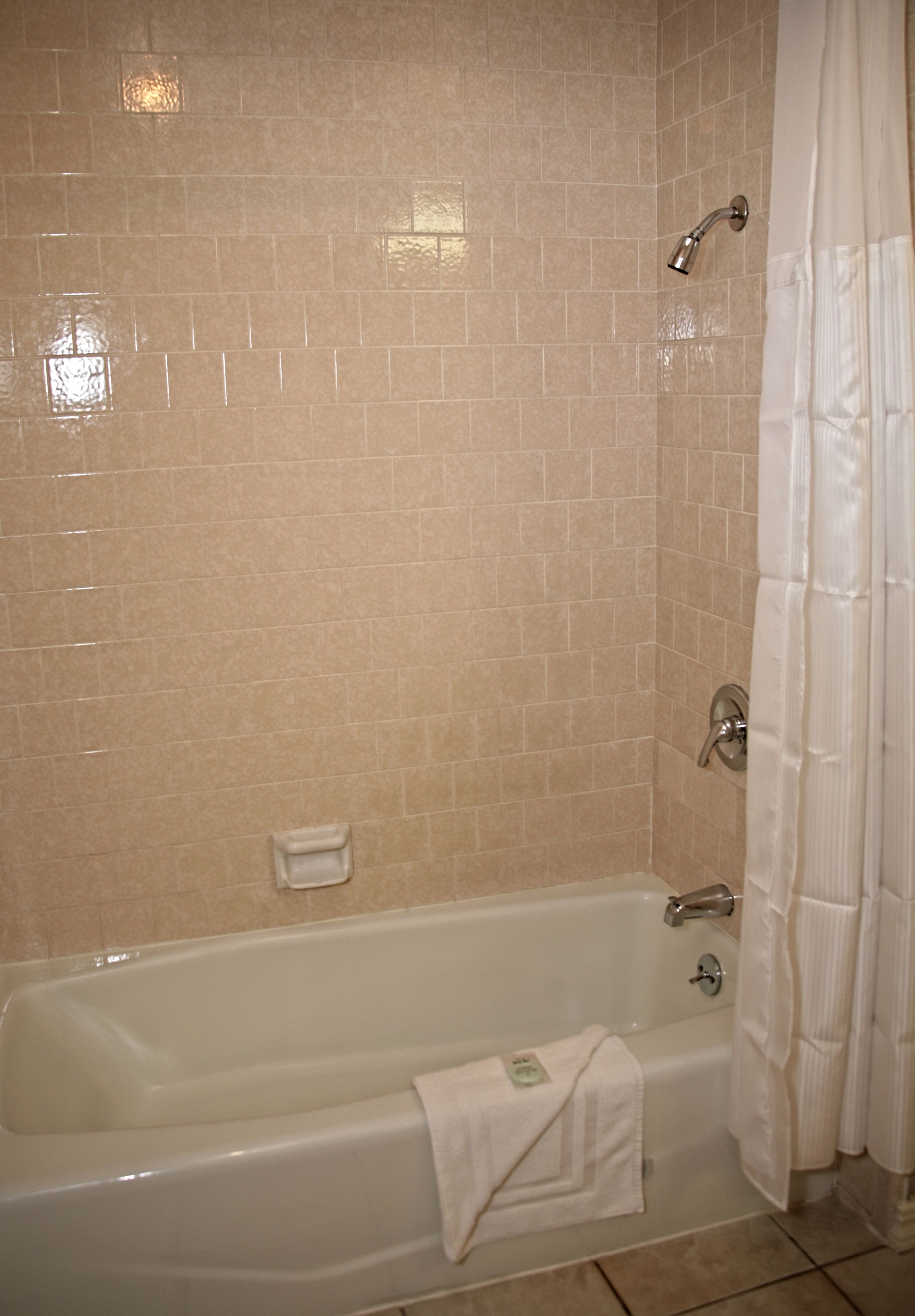 Un baño con bañera, ducha y retrete.