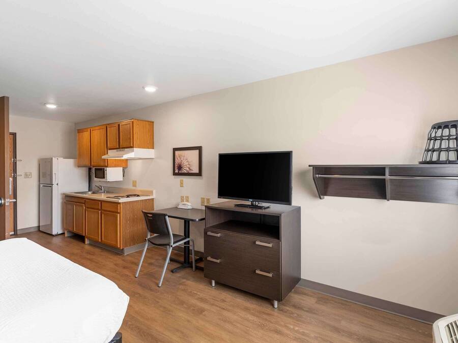 Desk, laptop workspace, iron/ironing board, free WiFi