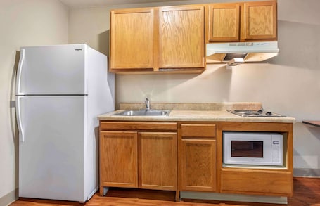 Refrigerador con freezer, microondas, placa de cocina, freezer