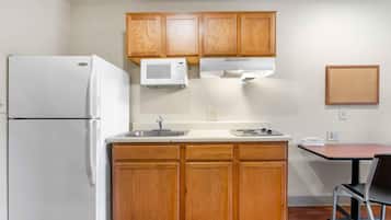 Standard Studio, Non Smoking, Refrigerator & Microwave | Private kitchen | Full-sized fridge, microwave, stovetop, freezer