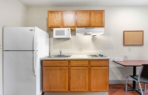 Estudio estándar, no fumadores, frigorífico y microondas | Cocina privada | Frigorífico grande, microondas, placa de cocina y congelador