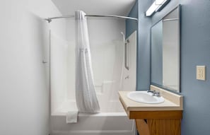 Kombinasi shower/bathtub, pengering rambut, handuk, dan sabun