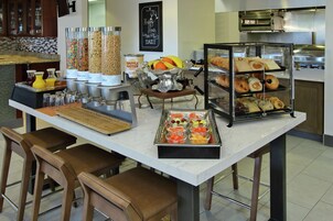 Se sirven desayunos, almuerzos y cenas; cocina americana