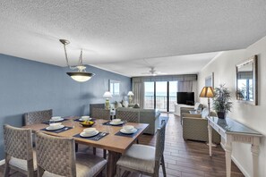 Apartment, 3 Bedrooms, Balcony, Ocean View | In-room dining