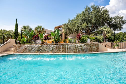 Piscine extérieure en saison
