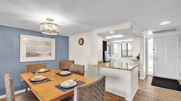 Apartment, 2 Bedrooms | In-room dining