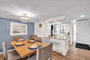 Apartment, 2 Bedrooms | In-room dining