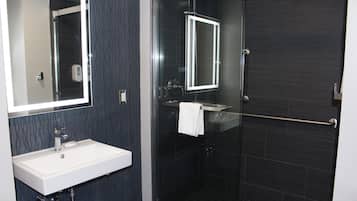 Een douche, gratis toiletartikelen, een haardroger, handdoeken