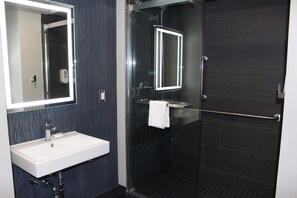 Dusche, kostenlose Toilettenartikel, Haartrockner, Handtücher