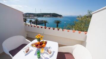 Tweepersoonskamer, balkon, uitzicht op zee | Balkon