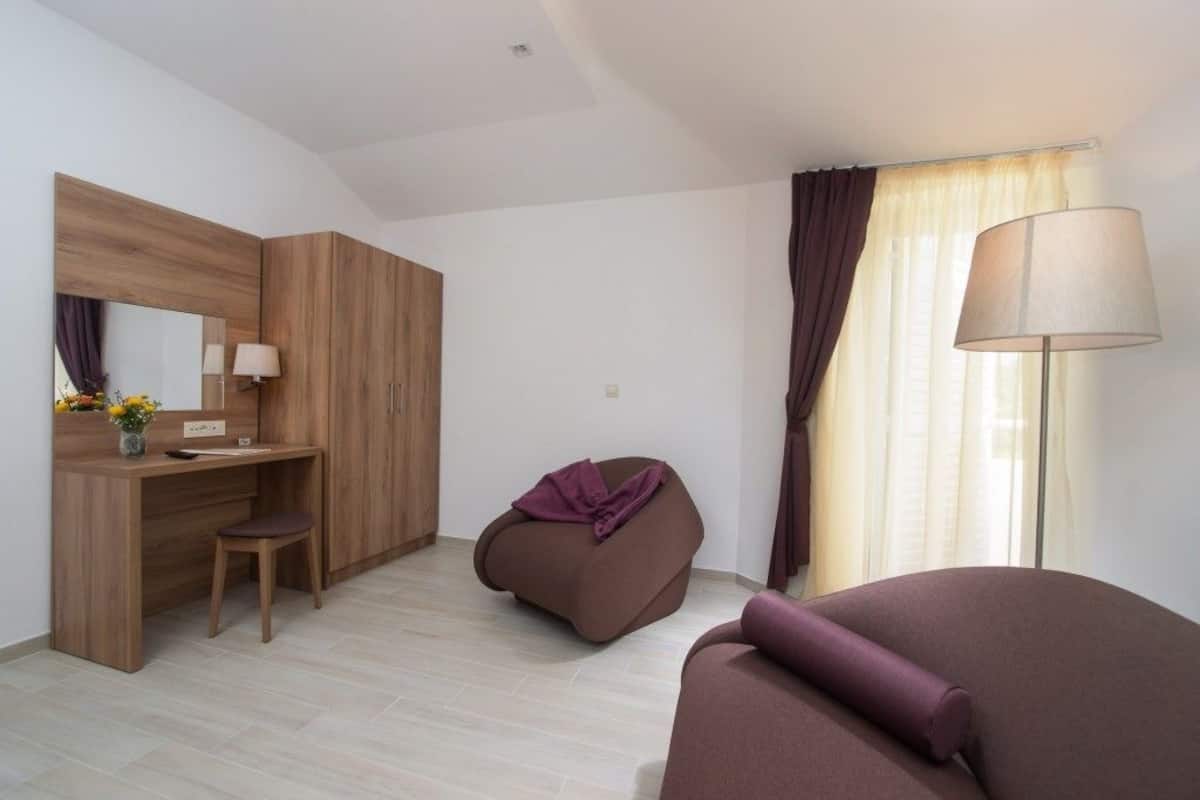 suite, 1 bedroom, balcony | living area | tv