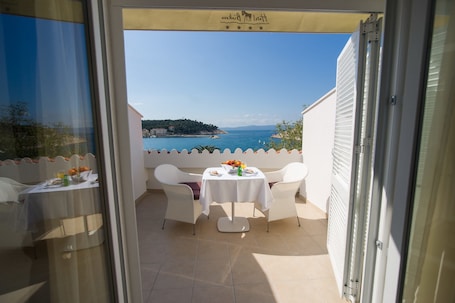 Double Room, Balcony, Sea View | Premium bedding, in-room safe, iron/ironing board, cribs/infant beds