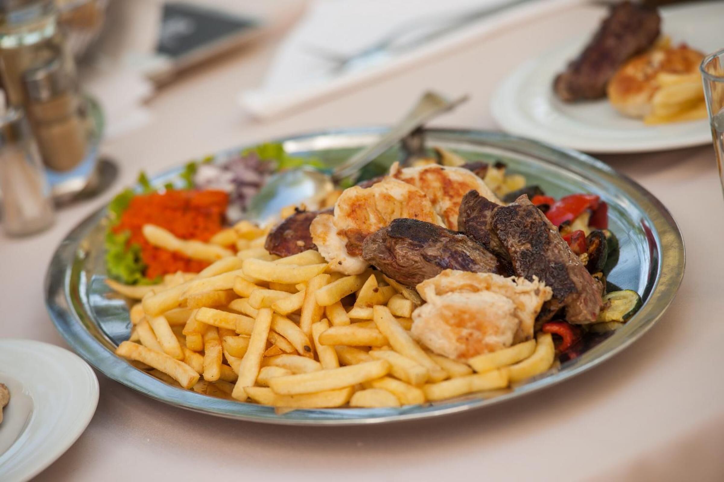 2 restaurants, breakfast, lunch, dinner served; international cuisine