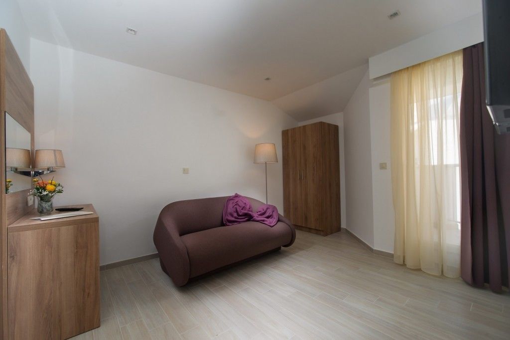 suite, 1 bedroom, balcony | living area | tv