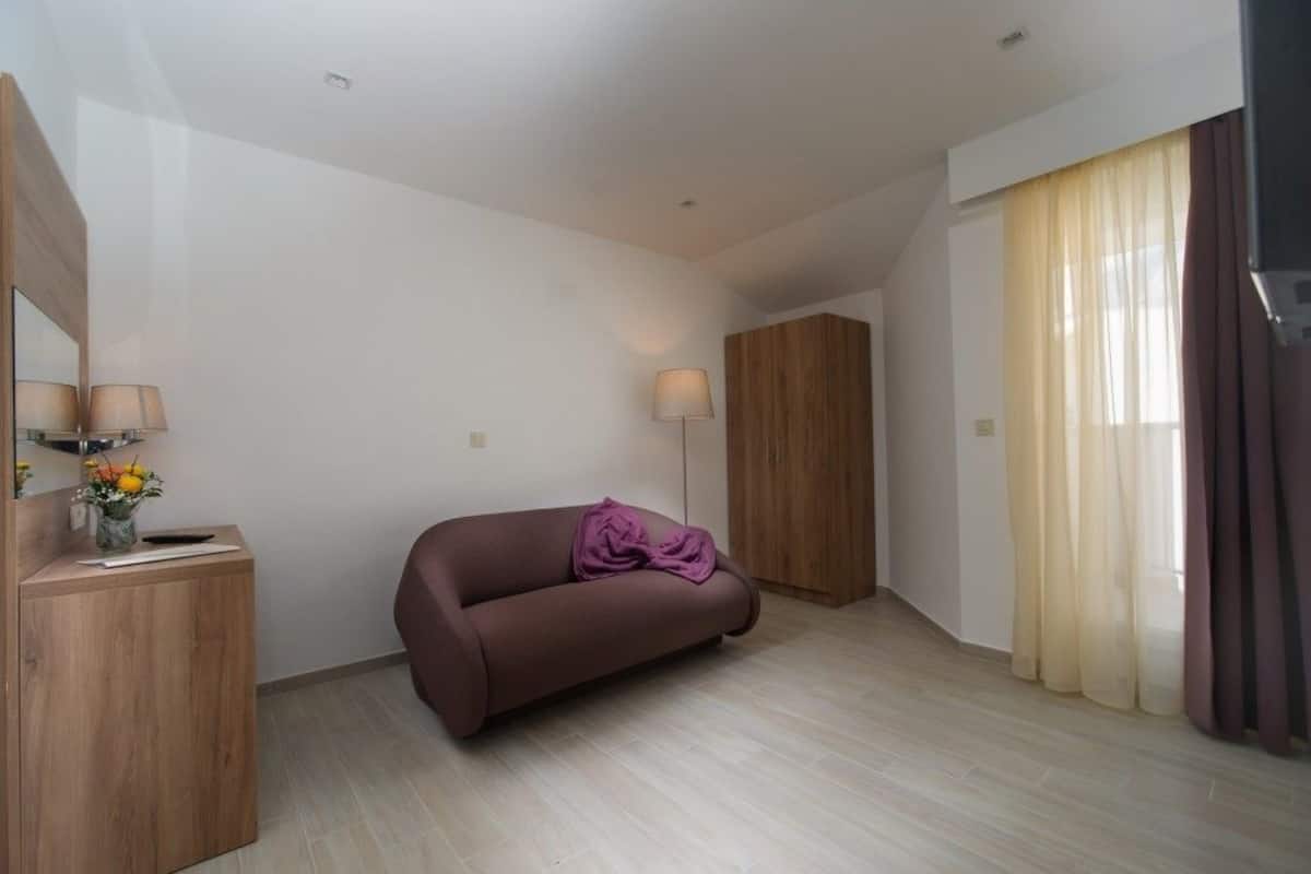 suite, 1 bedroom, balcony | living area | tv