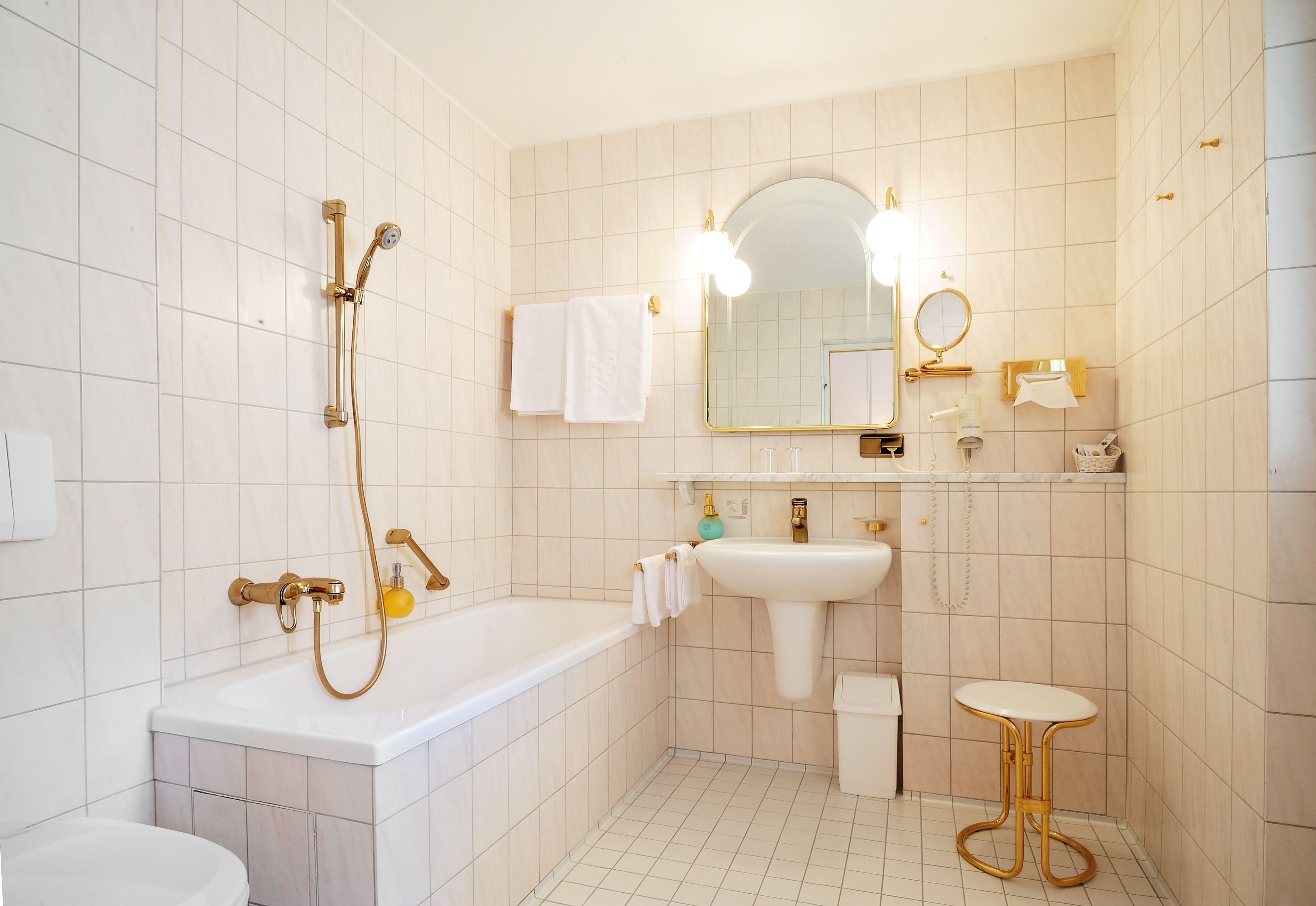 suite | bathroom | free toiletries, hair dryer, towels