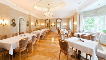 2 Restaurants, Frühstück, Mittagessen, lokale und internationale Küche