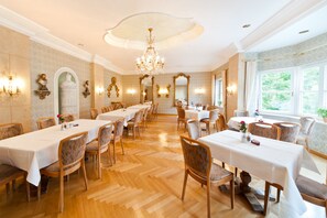 2 restaurants, spécialités Cuisine locale et internationale