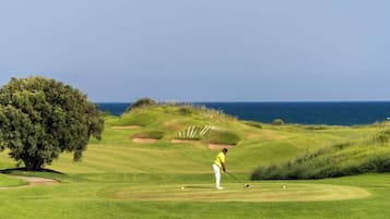 Golfkenttä, jolta avautuu esteetön näkymä merelle.