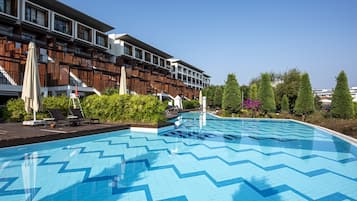 2 piscinas techadas, una piscina al aire libre de temporada, sombrillas