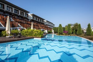2 piscinas techadas, una piscina al aire libre de temporada, sombrillas