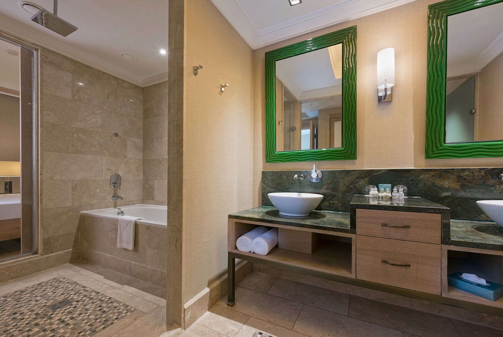 Un baño moderno con bañera, dos lavamanos y ducha.
