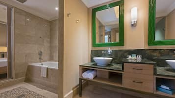 Un baño moderno con bañera, dos lavamanos y ducha.
