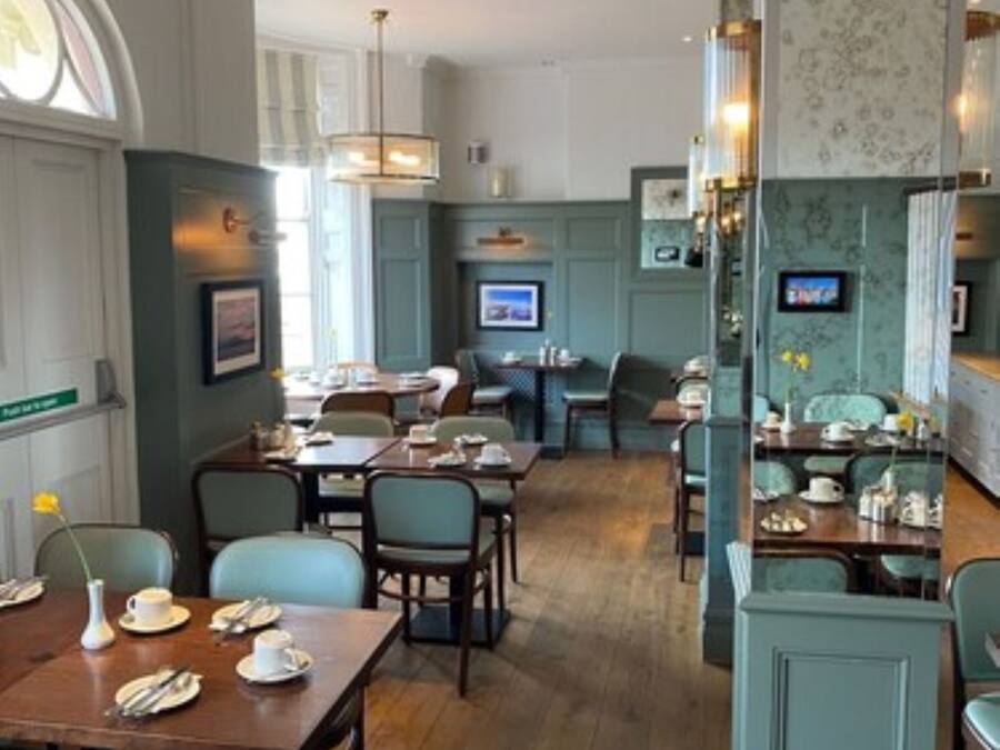 Café da manhã com buffet grátis todos os dias