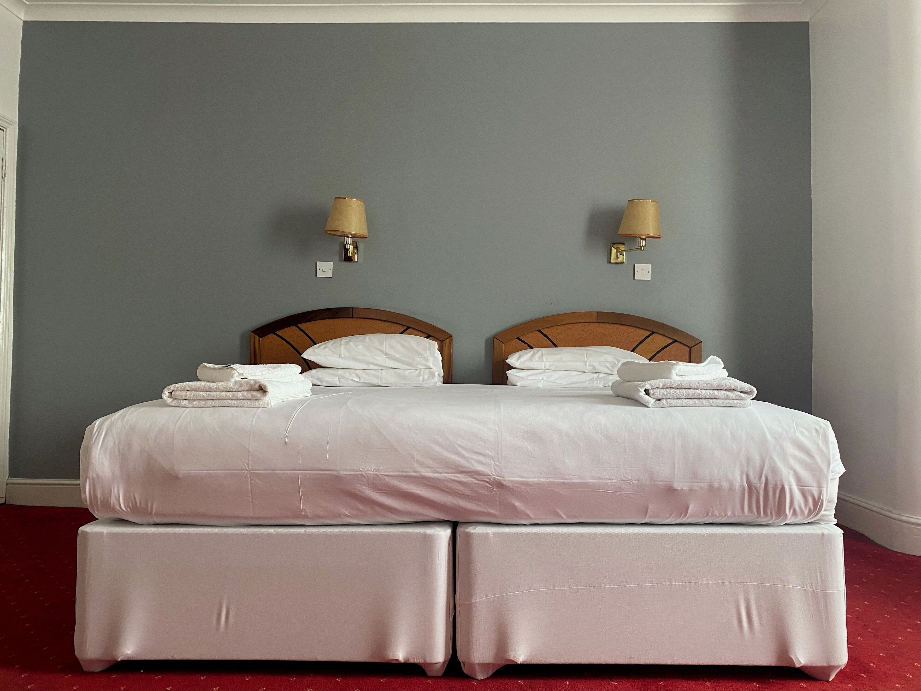 Phòng đôi | Bàn, màn/rèm cản sáng, bàn ủi/dụng cụ ủi quần áo, bộ trải giường 