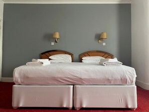 Habitación doble | Escritorio, cortinas opacas, tabla de planchar con plancha