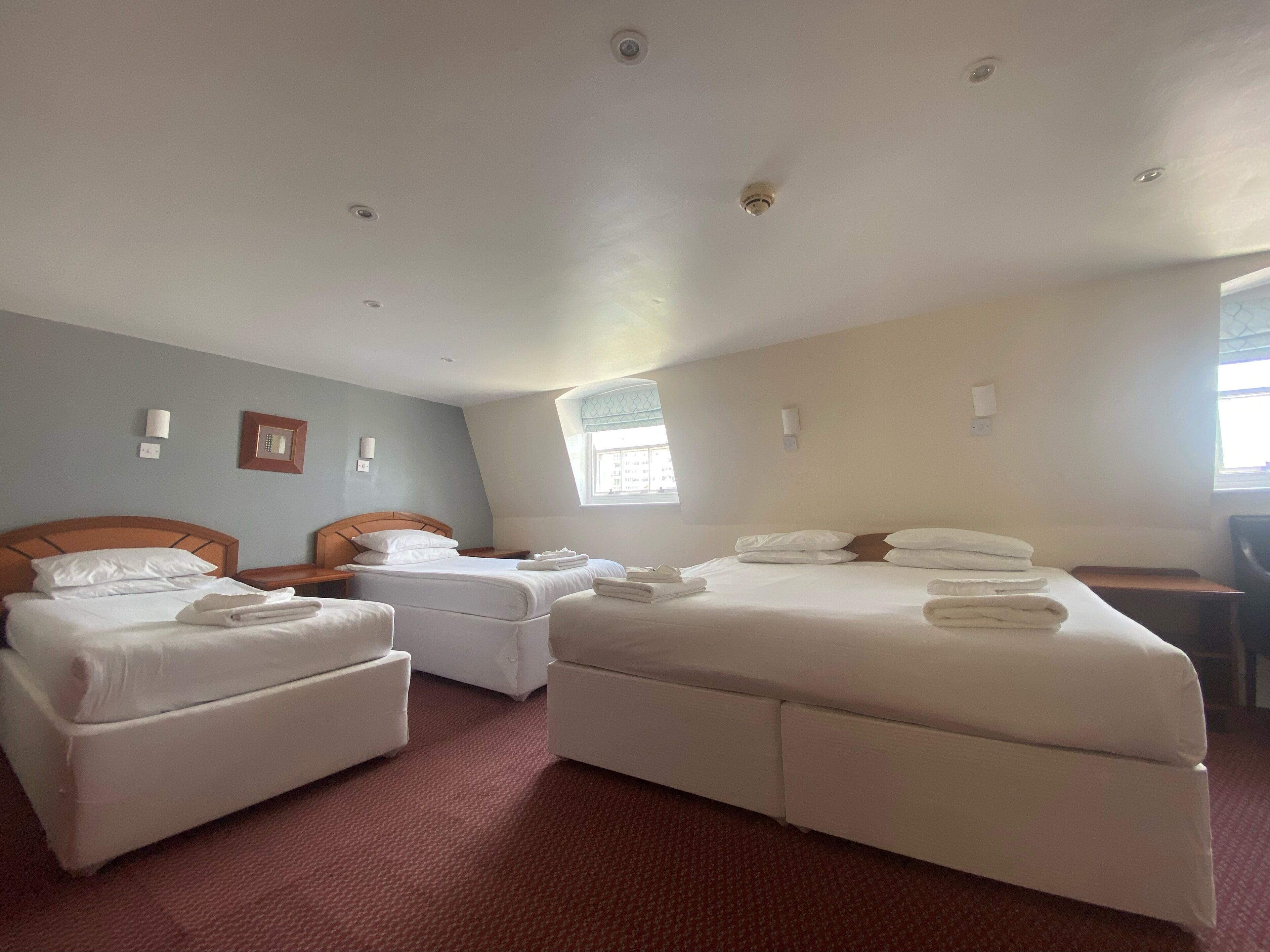 Escritorio, cortinas blackout y tabla de planchar con plancha 