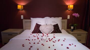 Standard-Doppelzimmer | Allergikerbettwaren, Zimmersafe, individuell dekoriert, Schreibtisch