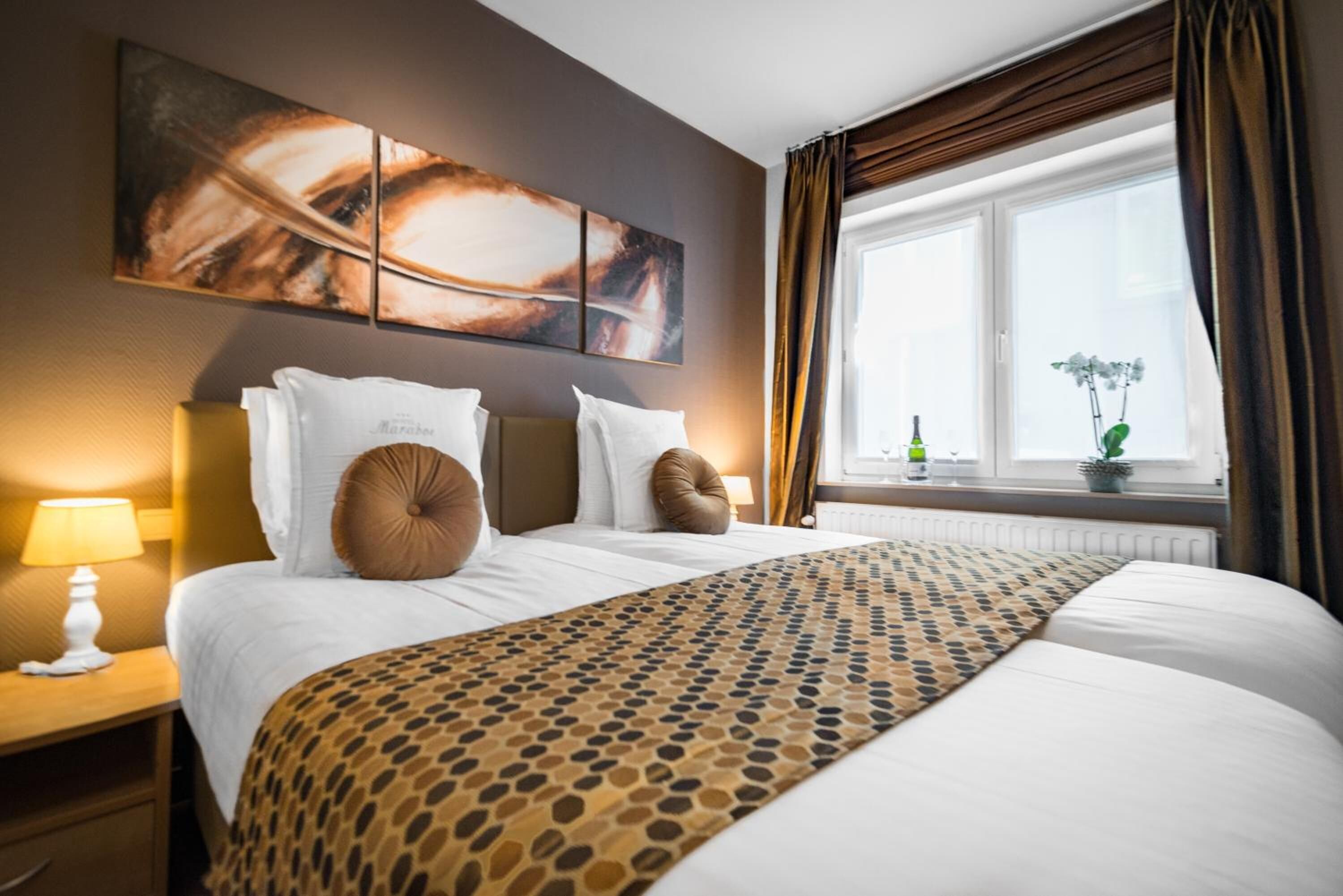 防过敏的被褥、客房内保险箱、特色装修、办公桌