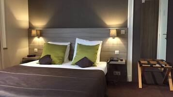 Allergikerbettwaren, Zimmersafe, individuell dekoriert, Schreibtisch