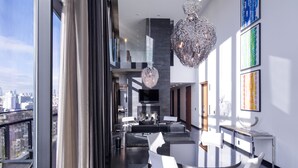Ein modernes Interieur mit Essbereich, Kamin und Wandbildern.