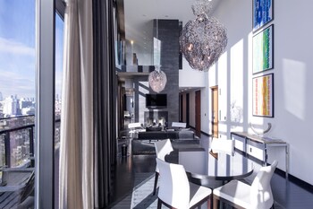 Egyptian cotton sheets, premium bedding, minibar, in-room safe at SIXTY Lower East Side